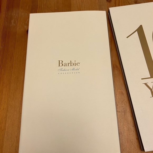 Barbie Fashion Model 10 Years Anniversary Book NRFB Gold Label - Picture 7 of 9